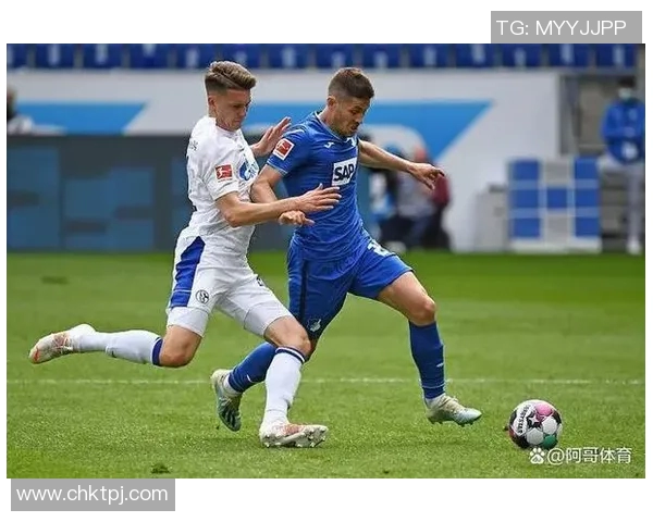 沙尔克与门也的激烈对决揭示了德甲赛季的竞争格局与球队实力的较量